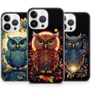 Könnte beinhalten: Drei iPhone-Hüllen mit verschiedenen Eulen-Designs. Die erste Hülle zeigt eine blaue Eule mit filigranen Details, die zweite Hülle zeigt eine rote Eule mit filigranen Details und die dritte Hülle zeigt eine blaue Eule mit filigranen Details.