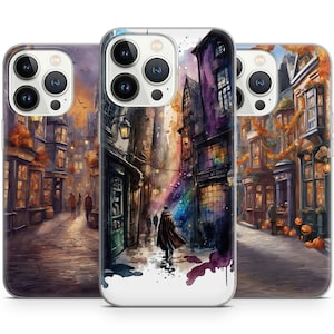Könnte beinhalten: Drei iPhone-Hüllen mit einer Aquarell-Illustration einer Straße in einer magischen Stadt. Die Straße ist von Gebäuden gesäumt und hat einen Kopfsteinpflasterweg. Die Illustration ist in den Farben Lila, Blau, Grün und Orange gehalten. Der Text "Ollivanders Wand Shop" ist auf einem der Gebäude sichtbar.