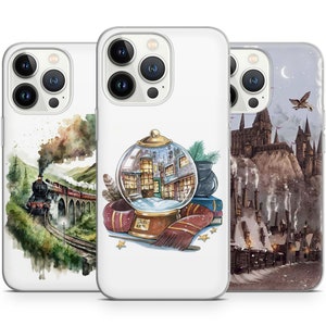 Może przedstawiać: Trzy etui na telefon z różnymi wzorami z motywem Harry'ego Pottera. Pierwsze etui przedstawia akwarelowe ilustracje Hogwartu Expressu jadącego przez zielony krajobraz. Drugie etui przedstawia akwarelowe ilustracje kuli śnieżnej z widokiem zamku Hogwartu. Trzecie etui przedstawia akwarelowe ilustracje zamku Hogwartu z opadającym śniegiem.