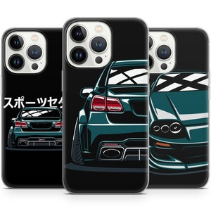 Op de afbeelding: Drie iPhone-hoesjes met een zwarte achtergrond en een turquoise autografiek. Het hoesje links heeft de Japanse tekst "スポーツセダン" in de linkerbovenhoek. Het hoesje in het midden heeft een turquoise sedan met de achterkant naar de kijker. Het hoesje rechts heeft een turquoise sportwagen met de voorkant naar de kijker.