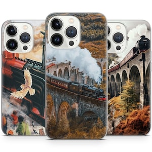 Puede incluir: Tres fundas para teléfono con imágenes de trenes. Una funda muestra un tren rojo con un búho, otra representa un tren sobre un puente de piedra y la tercera un tren sobre un puente con un fondo montañoso. Las fundas tienen un borde transparente.