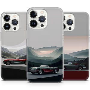 Könnte beinhalten: Drei transparente Handyhüllen mit einem Vintage-Auto-Design. Die Hüllen zeigen ein rotes Cabrio, das durch eine Berglandschaft mit Sonnenuntergang im Hintergrund fährt. Die Hüllen sind für ein iPhone konzipiert.