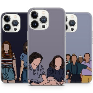 Può includere: Tre custodie per telefono trasparenti con un design di personaggi dei cartoni animati della serie Stranger Things. I personaggi sono disegnati in uno stile semplice e indossano abiti casual. Le custodie sono tutte di colori diversi, una è viola, una è blu e una è grigia.