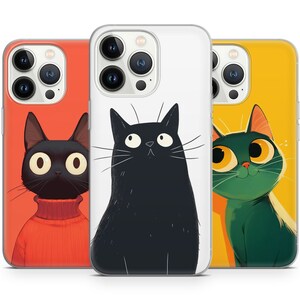 Könnte beinhalten: Drei Handyhüllen mit verschiedenen Katzenillustrationen. Die erste Hülle hat eine schwarze Katze mit einem roten Pullover auf rotem Hintergrund. Die zweite Hülle hat eine schwarze Katze mit großen Augen auf weißem Hintergrund. Die dritte Hülle hat eine grüne Katze mit großen Augen auf gelbem Hintergrund.