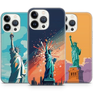 Può includere: Tre custodie per iPhone con diversi design che presentano la Statua della Libertà. La prima custodia ha uno sfondo blu con la Statua della Libertà al centro. La seconda custodia ha uno sfondo rosso, bianco e blu con la Statua della Libertà al centro. La terza custodia ha uno sfondo giallo con la Statua della Libertà al centro.