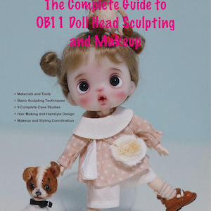 Könnte beinhalten: Eine Puppe in einem rosa-weißen Outfit, braunen Schuhen und einem kleinen Stofftier auf dem Kopf. Die Puppe hält einen Stoffhund. Der Text auf dem Bild lautet "The Complete Guide to OB11 Doll Head Sculpting and Makeup."