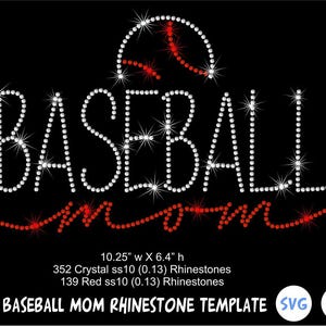 Puede incluir: Plantilla de diseño de diamantes de imitación para una mamá de béisbol. El diseño presenta la palabra "BASEBALL" en diamantes de imitación blancos, "mamá" en diamantes de imitación rojos y una pelota de béisbol con costuras rojas en diamantes de imitación blancos. El diseño tiene 10,25 pulgadas de ancho y 6,4 pulgadas de alto.