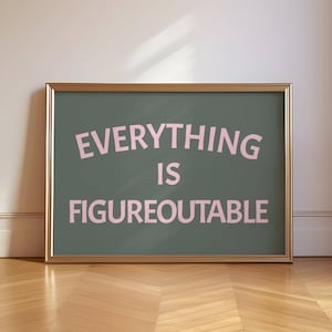 Op de afbeelding: Een gouden ingelijste print met een groene achtergrond en de tekst "EVERYTHING IS FIGUREOUTABLE" in roze letters.