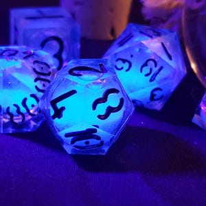 Handgemaakte stralende blauwe UV-glas vloeibare kern TTRPG/D&D dobbelstenen