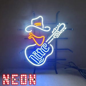 Pode incluir: Uma placa de néon em forma de guitarra com um chapéu de cowboy e a palavra "Lite" em néon azul. O chapéu e o contorno da guitarra são brancos, com detalhes em amarelo e laranja. A palavra "NEON" é exibida em néon vermelho na parte inferior.