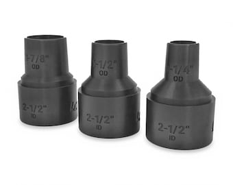 Peut inclure: Trois adaptateurs de tuyau d'aspirateur en plastique noir avec des conceptions cylindriques étagées. Chaque pièce comporte un texte moulé indiquant les dimensions : 1-7/8" OD à 2-1/2" ID, 1-1/2" OD à 2-1/2" ID et 1-1/4" OD à 2-1/2" ID.