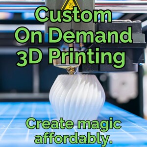 Może przedstawiać: Drukarka 3D w akcji, tworząca biały, spiralny obiekt. Drukarka ma czarne i srebrne obudowy z zielonym tekstem nakładanym na nią, który brzmi "Custom On Demand 3D Printing. Create magic affordably."