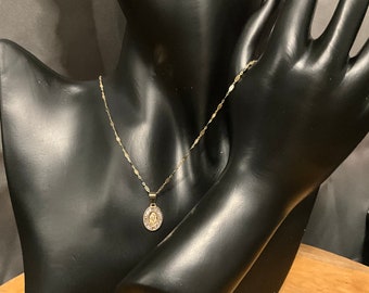 Collana in oro 10k e pendente della Vergine Maria