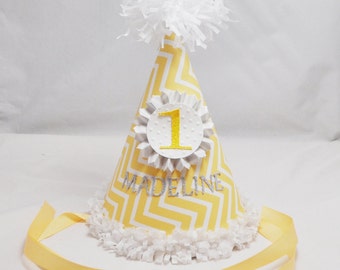 Gelb und grau Chevron Party Hut personalisiert, 1. ersten Geburtstag Baby Kleinkind Mädchen, Kuchen zerschlagen Foto Prop