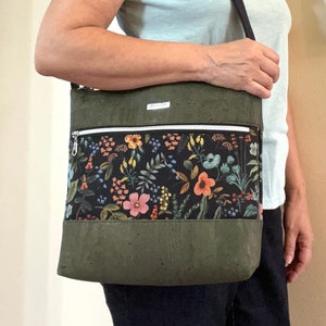 Bolso bandolera de corcho y lona, bolso de tela de papel Rifle, bolso con flores oscuras, bolso con cremallera, bolso de mano de tela y corcho, bolso verde oliva, regalo para mamá