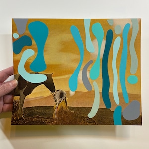 Puede incluir: Un collage con un caballo marrón con una raya blanca y una persona con un tocado de colores. El fondo es de color marrón amarillento con formas abstractas azules, verde azulado y grises.