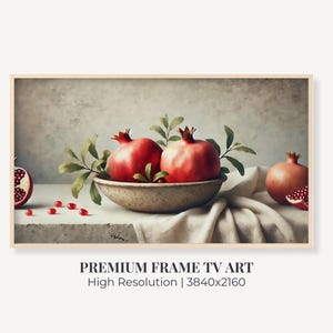 Peut inclure: Une peinture de nature morte représentant trois grenades dans un bol en céramique. Les grenades sont rouges et ont des feuilles vertes. Le bol est posé sur un tissu blanc et un fond gris.