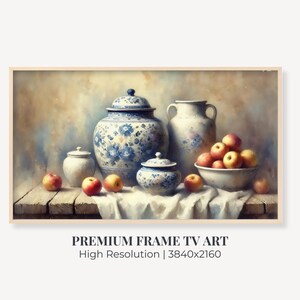 Pode incluir: Uma pintura de natureza morta com uma mesa de madeira com um pano branco, exibindo uma coleção de vasos de cerâmica e uma tigela de maçãs. Os vasos são brancos e azuis, e as maçãs são vermelhas e amarelas. O texto na parte inferior diz "PREMIUM FRAME TV ART High Resolution | 3840x2160".
