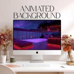 Può includere: Un monitor per computer desktop argentato che mostra uno sfondo animato di una terrazza sul tetto di notte con illuminazione viola, uno skyline cittadino e un cielo stellato. Il testo ANIMATED BACKGROUND è stampato in nero sopra lo schermo.