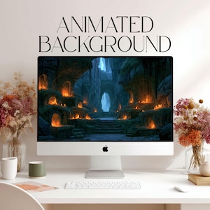 Op de afbeelding: Een zilveren desktopcomputer die een duistere fantasyscène met stenen ruïnes en gloeiende oranje vuren op het scherm toont. De tekst "ANIMATED BACKGROUND" staat boven de monitor. Een wit toetsenbord ligt op het bureau onder het scherm.