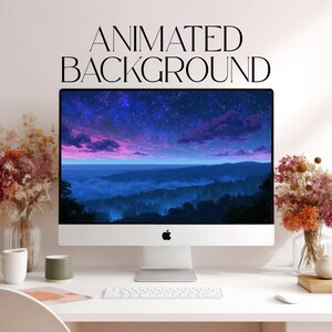 Könnte beinhalten: Ein Desktop-Computer-Monitor mit einem animierten Hintergrund, der einen Nachthimmel mit violetten Wolken über einer dunklen Landschaft zeigt. Der Text ANIMATED BACKGROUND steht zentriert über dem Bildschirm, davor liegt eine weiße Tastatur.