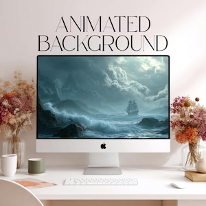 Könnte beinhalten: Ein silberner Desktop-Computer-Monitor zeigt ein digitales Bild eines Segelschiffs auf stürmischer See mit Bergen im Hintergrund. Der Text ANIMATED BACKGROUND ist in Schwarz über dem Monitor gedruckt. Eine weiße Tastatur liegt auf dem Schreibtisch.