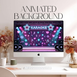 Könnte beinhalten: Ein Computermonitor zeigt einen animierten Karaoke-Hintergrund mit neonfarbenen rosa und blauen Sternen, Herzen und Musiknoten auf einer Bühne. Der Bildschirm zeigt das Wort KARAOKE im Neon-Stil, flankiert von zwei leuchtenden Sternen und Scheinwerfern.