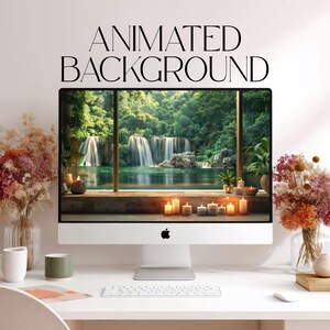 Op de afbeelding: Een zilveren desktopcomputermonitor met een geanimeerde achtergrond van een weelderig groen bos met watervallen en een houten terras met verschillende brandende kaarsen. De tekst ANIMATED BACKGROUND staat in het zwart boven het scherm.