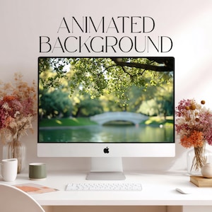 Op de afbeelding: Een computermonitor toont een natuurscène met een witte brug over een vijver, omringd door groene bomen. De tekst ANIMATED BACKGROUND staat boven het scherm. Twee glazen vazen met gedroogde bloemen staan aan weerszijden van de monitor.