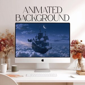 Op de afbeelding: Een computermonitor met een geanimeerde achtergrond van een donker zeilschip dat boven wolken zweeft onder een maansikkel. De tekst "ANIMATED BACKGROUND" staat boven het scherm. De monitor staat op een wit bureau met een toetsenbord.