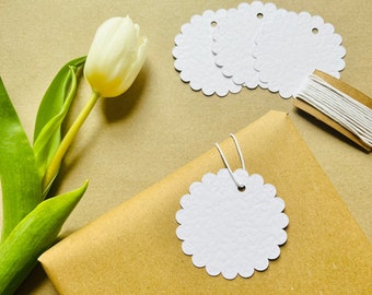 10 blanco bloemvormige cadeaukaartjes met koord