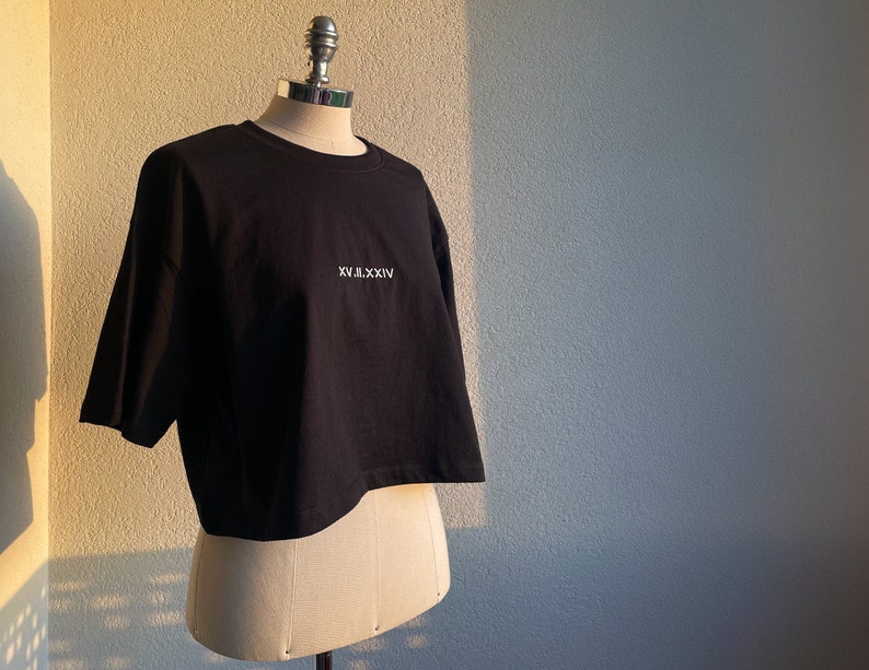 Geborduurde crop top/geborduurd paar shirt/oversized/verjaardag Romeinse datum/gepersonaliseerd cadeau/initialen/verloving/verjaardag afbeelding 3