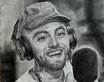 Puede incluir: Un dibujo a lápiz en blanco y negro de un hombre con una gorra de béisbol y auriculares. Está sonriendo y sosteniendo un micrófono. El hombre tiene tatuajes en las manos y el cuello.