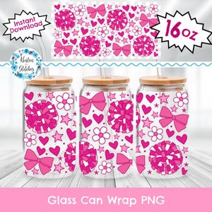 Può includere: Tre involucri per lattine di vetro con fiocchi rosa, cuori, pompon e fiori. Ogni bicchiere ha un coperchio di legno e una cannuccia. L'immagine include anche il testo "Download istantaneo", "16 oz" e "Glass Can Wrap PNG".