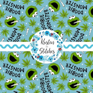 Könnte beinhalten: Hellblaues Muster mit grünen Cartoon-Charakteren mit einer Zigarette, Cannabisblättern und dem Text "DOOBIE MONSTER". Ein Blumenkranz mit dem Text "Kristen in Stitches" ist ebenfalls vorhanden.