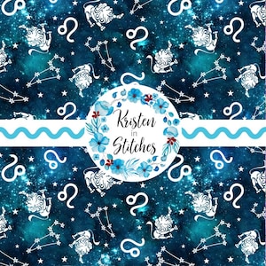 Könnte beinhalten: Ein Stoffdesign mit einem dunkelblauen und türkisfarbenen Galaxiehintergrund, das weiße Tierkreiszeichen, Konstellationen und das Löwen-Symbol zeigt. Ein kreisförmiges Blumendesign mit dem Text "Kristen in Stitches" befindet sich in der Mitte.