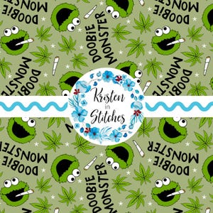 Könnte beinhalten: Ein sich wiederholendes Muster auf hellgrünem Hintergrund mit einem grünen Monster, das eine Zigarette raucht, Cannabisblättern und den Worten "DOOBIE MONSTER". Ein Blumenlogo mit dem Text "Kristen in Stitches" ist ebenfalls vorhanden.