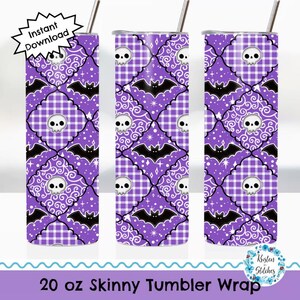 Könnte beinhalten: Drei 20 oz Skinny-Tumbler-Wraps mit einem lila-weißen Halloween-Design. Das Design zeigt schwarze Fledermäuse, weiße Totenköpfe und ein kariertes Muster. Die Worte "Sofort-Download" stehen in einem schwarzen Stern, und "20 oz Skinny Tumbler Wrap" steht unten.