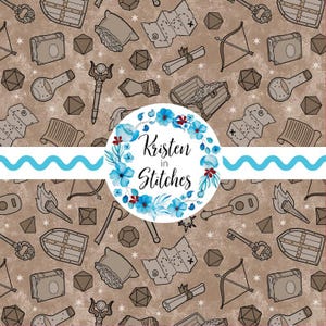 Op de afbeelding: Een herhalend patroon met fantasy RPG-elementen zoals kaarten, dobbelstenen, schatkisten en bogen op een bruine achtergrond. Het ontwerp bevat de tekst "Kristen in Stitches" in een bloemenkrans, met een blauwe golflijn eronder.