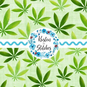 Könnte beinhalten: Ein hellgrüner Hintergrund mit einem Muster aus grünen Cannabispflanzenblättern. Ein weißer Kreis mit blauen floralen Akzenten und dem Text "Kristen in Stitches" in der Mitte, mit einer blauen Wellenlinie darunter.