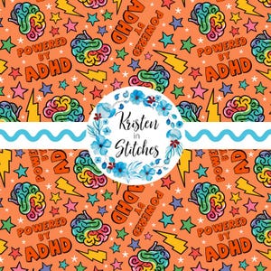 Op de afbeelding: Oranje achtergrond met een herhalend patroon van kleurrijke hersenen, sterren en bliksemschichten. De tekst "POWERED BY ADHD" is aanwezig. Een cirkelvormig bloemendesign met de tekst "Kristen in Stitches" is ook aanwezig.