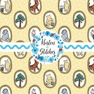 Puede incluir: Patrón repetitivo con personajes de Winnie the Pooh en marcos ovalados sobre un fondo amarillo con acentos florales blancos. El diseño incluye a Pooh, Piglet, Tigger, Eeyore y un árbol. También está presente el texto "Kristen in Stitches".