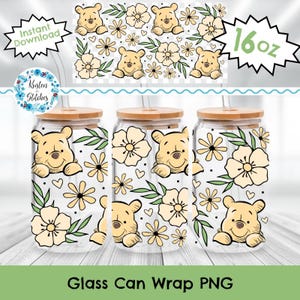 Puede incluir: Tres envoltorios de latas de vidrio con un diseño de Winnie the Pooh. Cada envoltorio presenta un oso Pooh sonriente, flores y hojas. El diseño incluye el texto "Glass Can Wrap PNG" y "16 oz" (aproximadamente 473 ml).