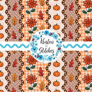 以下が含まれることがあります： 秋をテーマにしたパターンで、カボチャ、オレンジ色の花、秋の葉がチェック柄の背景に描かれています。 デザインには、白い水玉模様の波状の茶色のボーダーと、花のリースの中の「Kristen in Stitches」というテキストが含まれています。