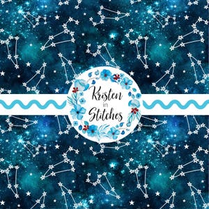 Könnte beinhalten: Ein Design mit Himmelsmotiven, das einen tiefblauen und türkisfarbenen Galaxiehintergrund mit weißen Sternbildern und Sternen zeigt. Ein kreisförmiges Logo mit dem Text "Kristen in Stitches" ist von blauen Blumen und roten Akzenten umgeben. Ein hellblauer Wellenstreifen ist ebenfalls vorhanden.