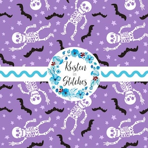Può includere: Un motivo viola a tema Halloween con scheletri bianchi, pipistrelli neri e stelle bianche. Gli scheletri hanno il testo "FUCK TRUMP". È presente anche un design floreale circolare con il testo "Kristen in Stitches".