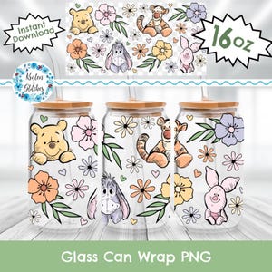 以下が含まれることがあります： 木製の蓋が付いた、透明なガラス製の缶ラップ3つ。漫画のキャラクターと花の模様が特徴です。各ラップには、くまのプーさん、ティガー、ピグレットの異なるキャラクターが描かれており、花と「Glass Can Wrap PNG」の文字があります。缶は473 mlです。