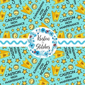 Könnte beinhalten: Ein sich wiederholendes Muster auf hellblauem Hintergrund mit gelben Warnschildern, Sternen und Smiley-Gesichtern. Die Worte "CAUTION HIGH MAINTENANCE" wiederholen sich ebenfalls. Ein Blumenkranz und eine Wellenlinie sind ebenfalls vorhanden.