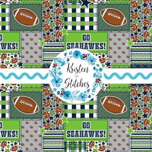 Op de afbeelding: Een stofpatroon met een patchworkontwerp van American footballs, groen en marineblauw ruitpatroon en de tekst GO SEAHAWKS!. Een centraal wit rond label toont de tekst Kristen in Stitches met blauwe bloemaccenten.