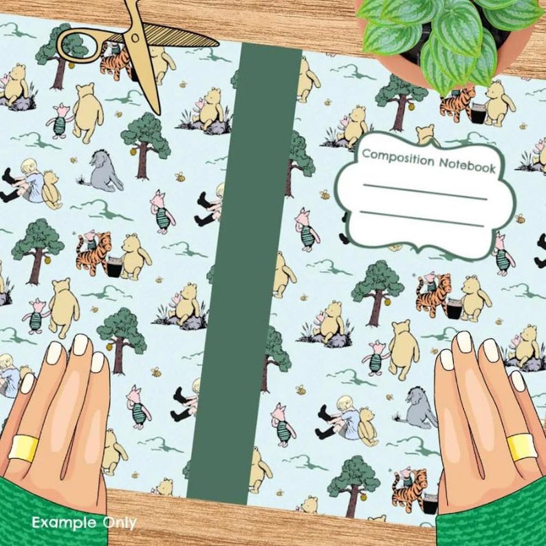 K&ouml;nnte beinhalten: Ein Composition Notebook mit hellblauem Einband mit einem sich wiederholenden Muster aus Zeichentrickfiguren, B&auml;umen und Tieren. Das Notizbuch hat einen gr&uuml;nen R&uuml;cken und die Worte "Composition Notebook" auf der Vorderseite. Die Worte "Example Only" stehen unten.